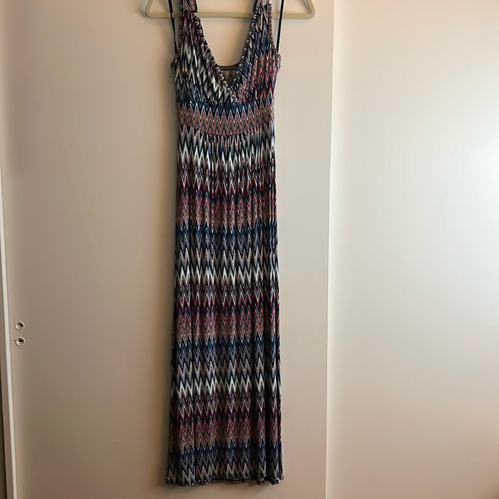 Loveappella v-neck jersey maxi dress size XS chervon print